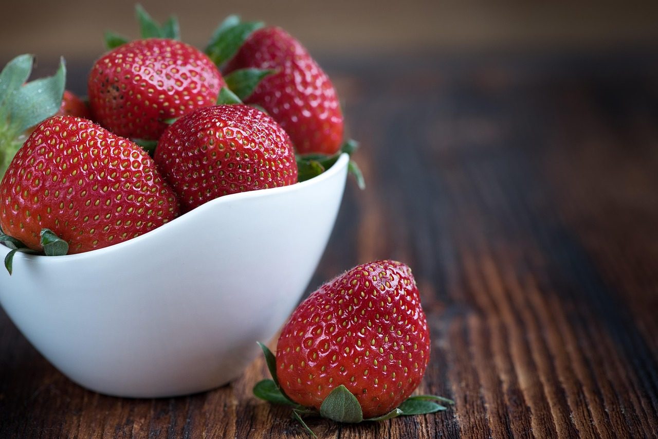 Zelené smoothie v pohári s čerstvými bylinkami